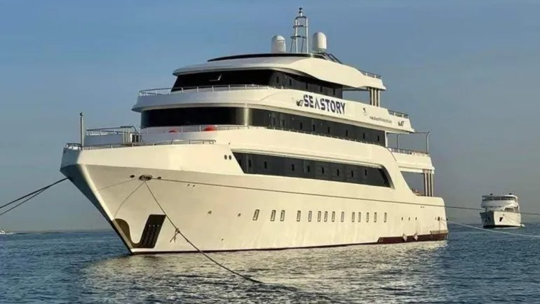Egypt says 17 missing after Red Sea tourist boat capsizes