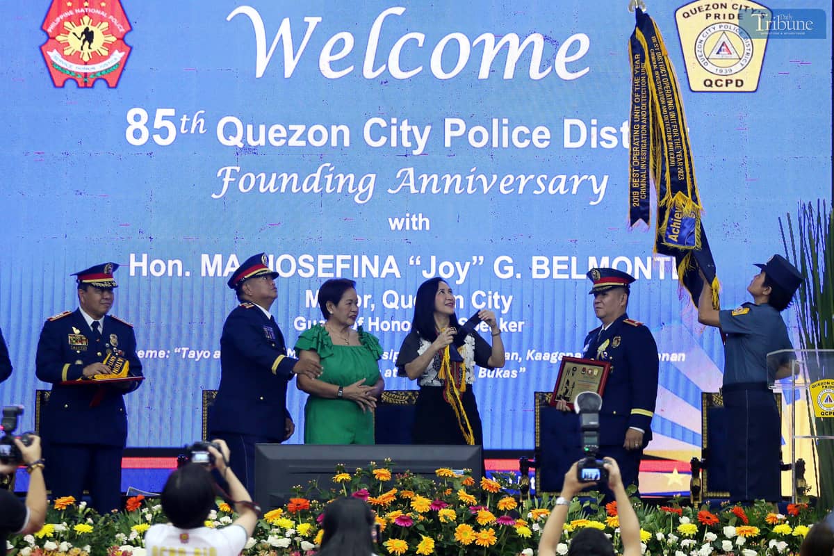 During the Quezon City Police District's (QCPD) 85th Founding Anniversary on Monday, 25 November 2024, at the M.I.C.E Center in Quezon City Hall, Mayor Joy Belmonte and QCPD District Director PCol. Melecio Buslig Jr. presented an award to the Criminal Investigation and Detection Unit (CIDU), led by Chief PMAJ. Dondon Llapitan, for their loyalty and courageous service.