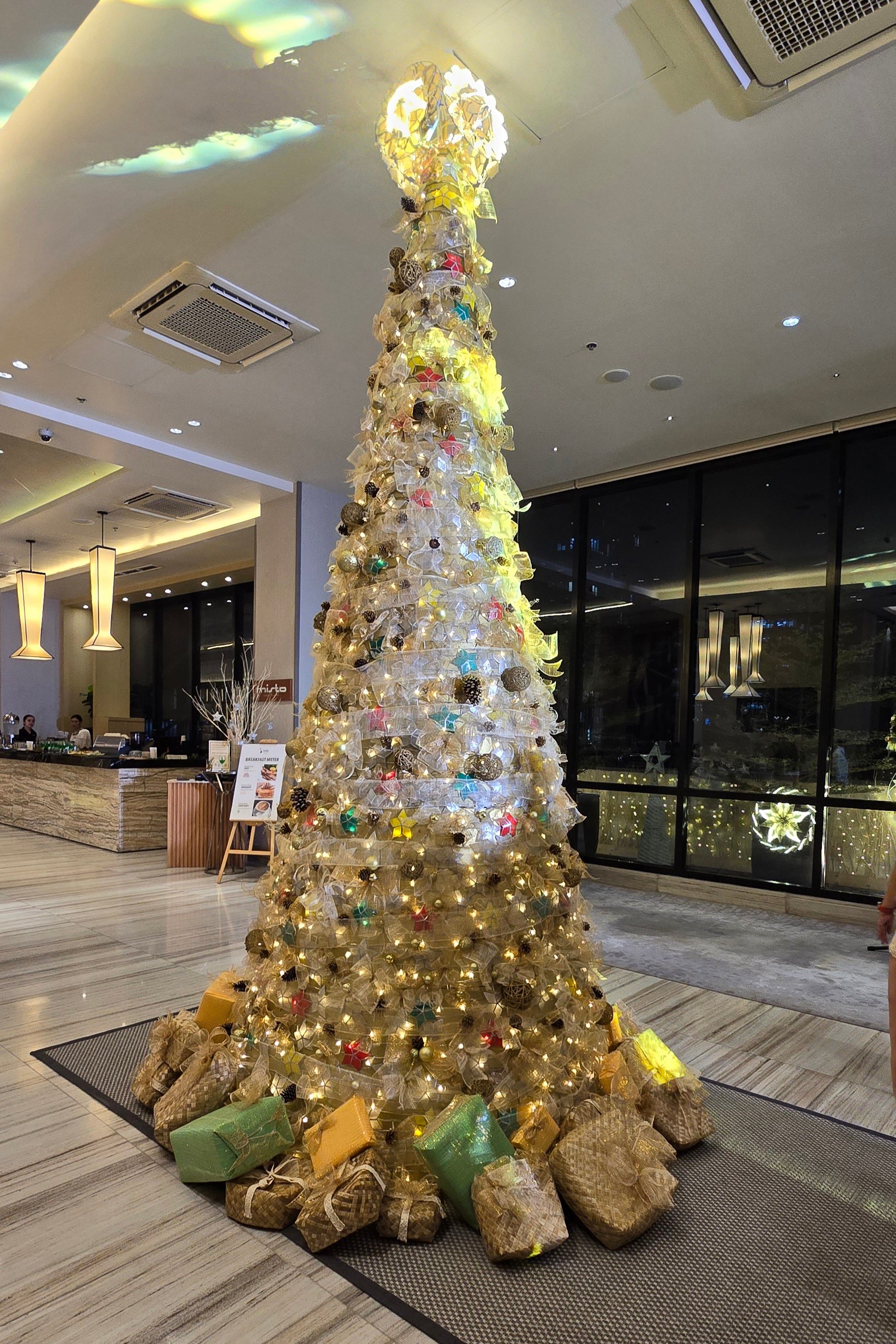 Bituin ng Pasko Christmas Tree of Seda Central Bloc Hotel