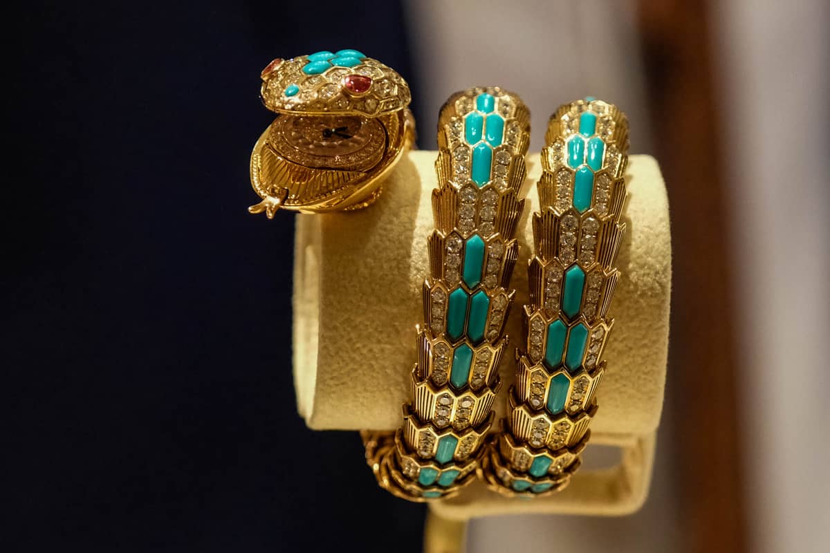 Serpenti Misteriosi High Jewelry secret watch with mechanical manufacture micro-movement with manual winding, 18 kt rose gold case and bracelet set with turquoise inserts, brilliant-cut diamonds and two pear-rubellites for the eyes, with pavé-set diamond dial.