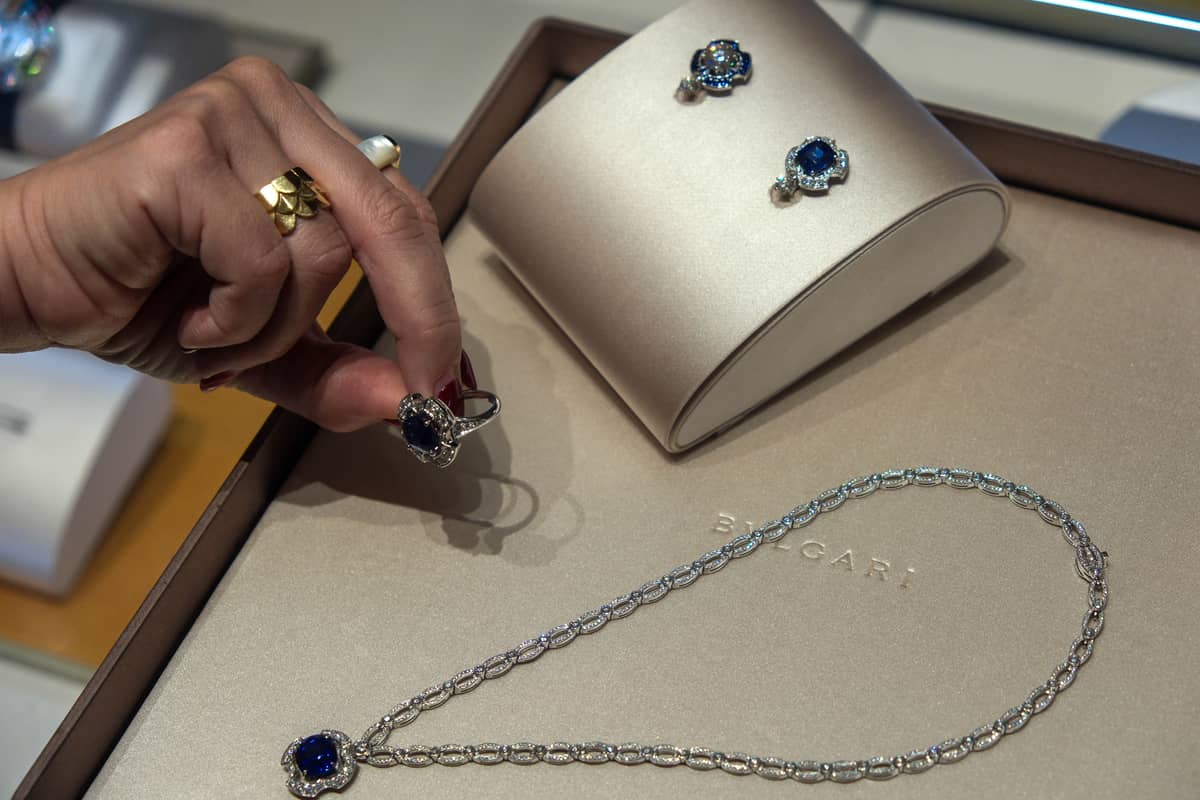 High Jewelry necklace in white gold with royal blue cushion sapphire (Sri Lanka — 6.70 ct), 49 round brilliant-cut diamonds and pavé-set diamonds (D-F IF-VVS 4.97 ct).
