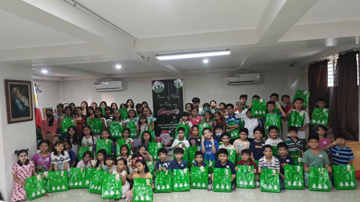 Children parishioners of Holy Family Parish in Roxas District, Quezon City (right photo), and Sto. Cristo Parish in Barangay Bungad, QC benefitted with gifts, fun-filled games and delectable food during the two Christmas parties organized by Gerry’s Restaurant in two barangays in QC last week.
