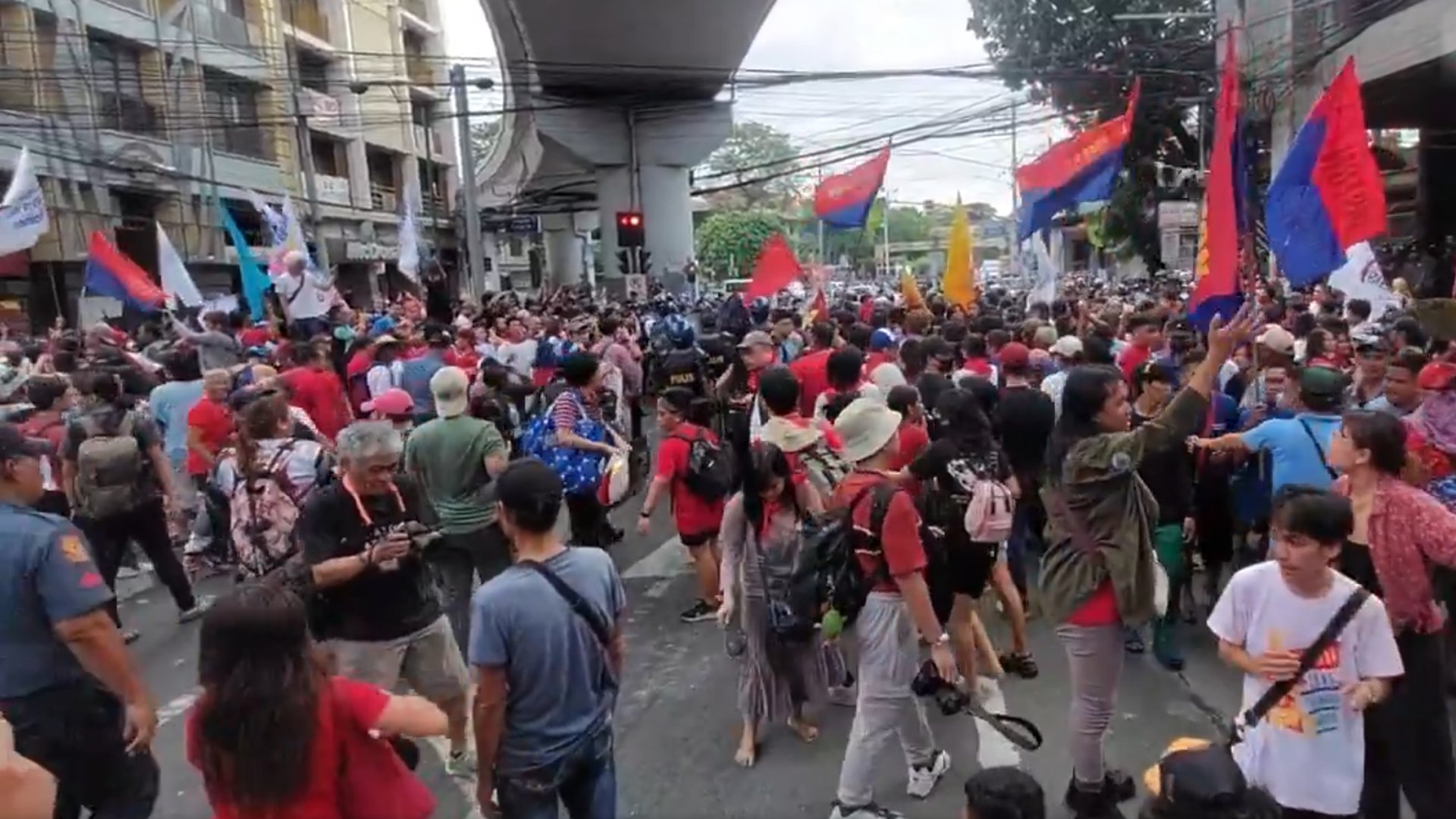 Mendiola protesters beat up cops