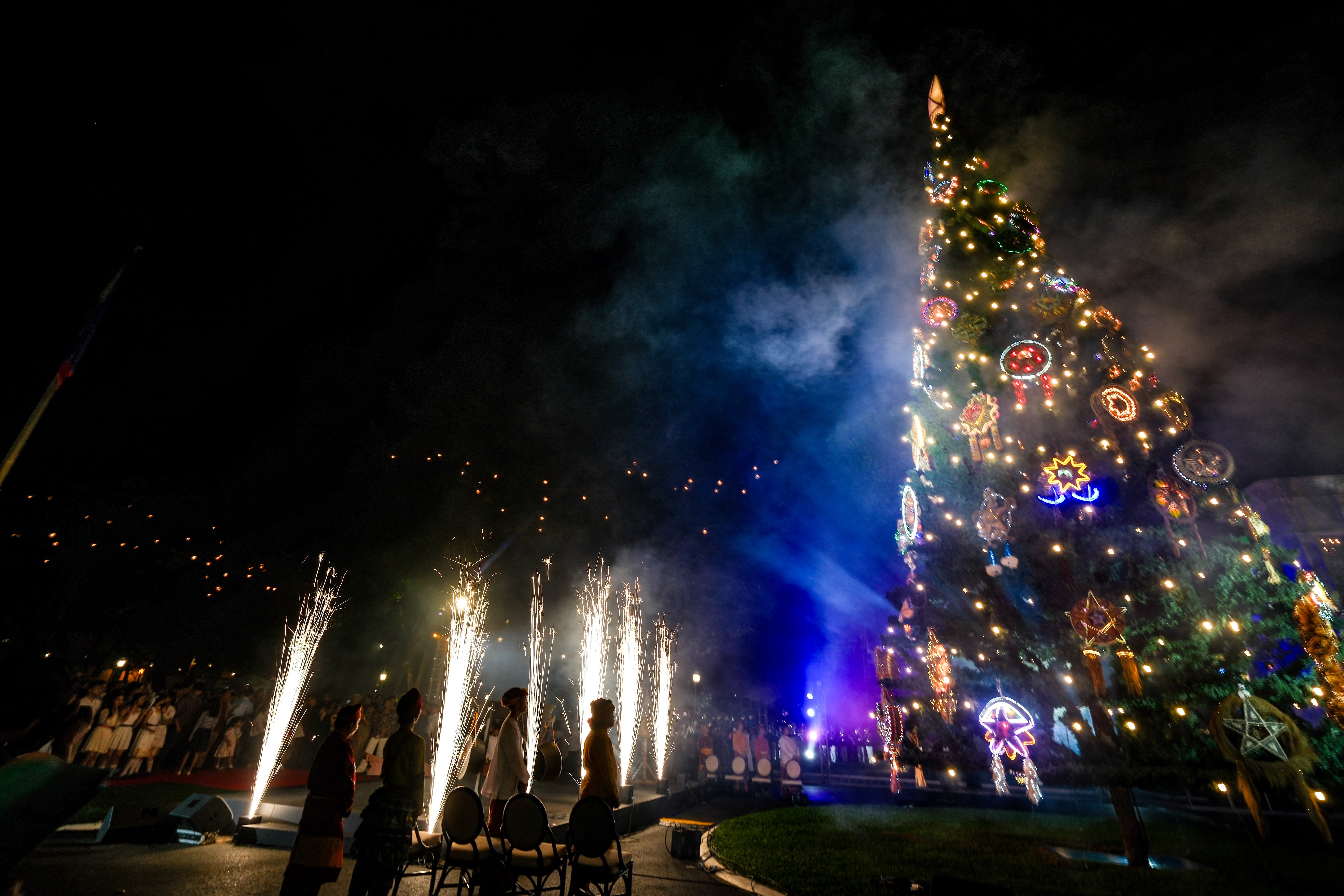 Pag-iilaw ng Giant Christmas Tree binuksan sa Boac