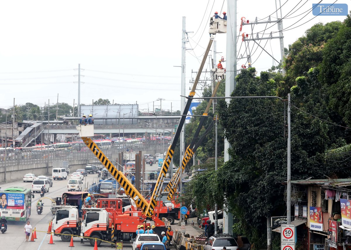 Workers from the Manila Electric Company (Meralco) maintain electric posts along Commonwealth Avenue in Quezon City on Monday, 2 December. Meralco Chief Operating Officer Ronnie Aperocho recently stated in a Senate hearing that the company has apprehended 600,000 service violators between 2005 and September 2024.