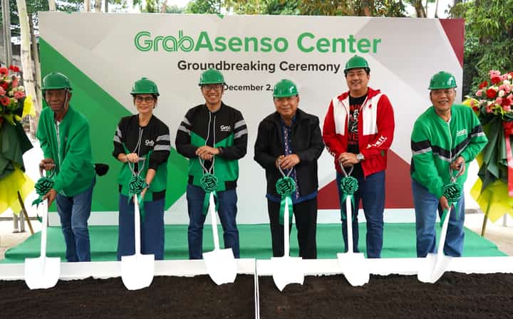 Transportation Secretary Jaime Bautista (fourth from left) joined Grab Philippines Country head Ronald Roda (third from left) in the groundbreaking of the Grab Asenso Center, the company’s livelihood facility. With them are (from left) four-wheel driver-partner Ninoy Mupas, Grab Philippines director for public affairs Booey Bonifacio, Roda, Bautista, MOVE IT general manager Wayne Jacinto, and two-wheel delivery-partner Allan Carillo.