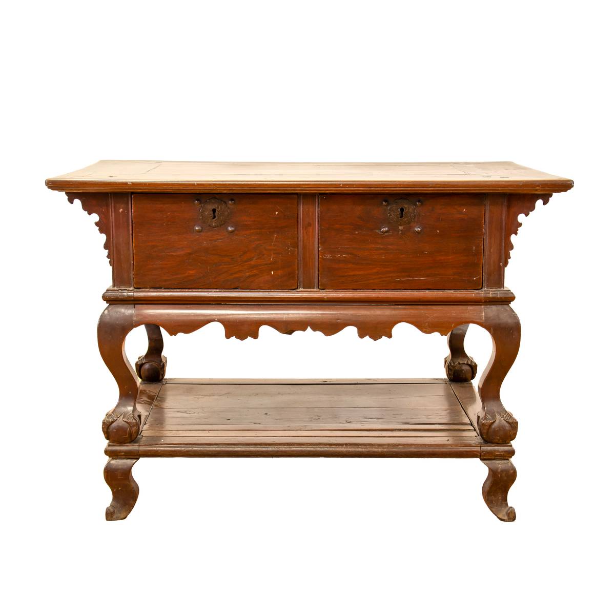 ‘A Bulacan master kilo altar table with unusual acanthus leaf motif,’ c. late 18th century, estimated P1,500,000 to P2,000,000.