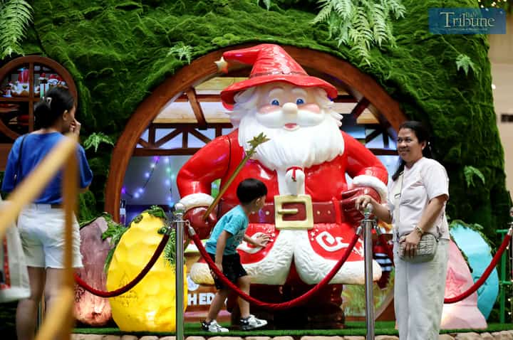 (November 21, 2024)………34 days before Christmas, Mallgoers enjoy taking photos and selfies at the Christmas display at SM North Edsa on Thursday, November 21, 2024.