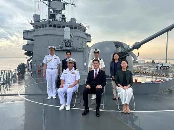 
Japanese envoy boards JS SAMIDARE
