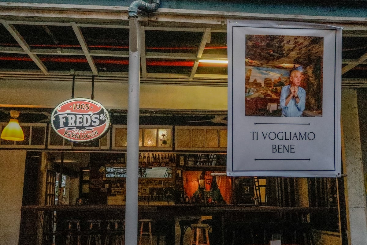 Fred’s Revolucion honors Roberto Bellini with an image of him on their window.