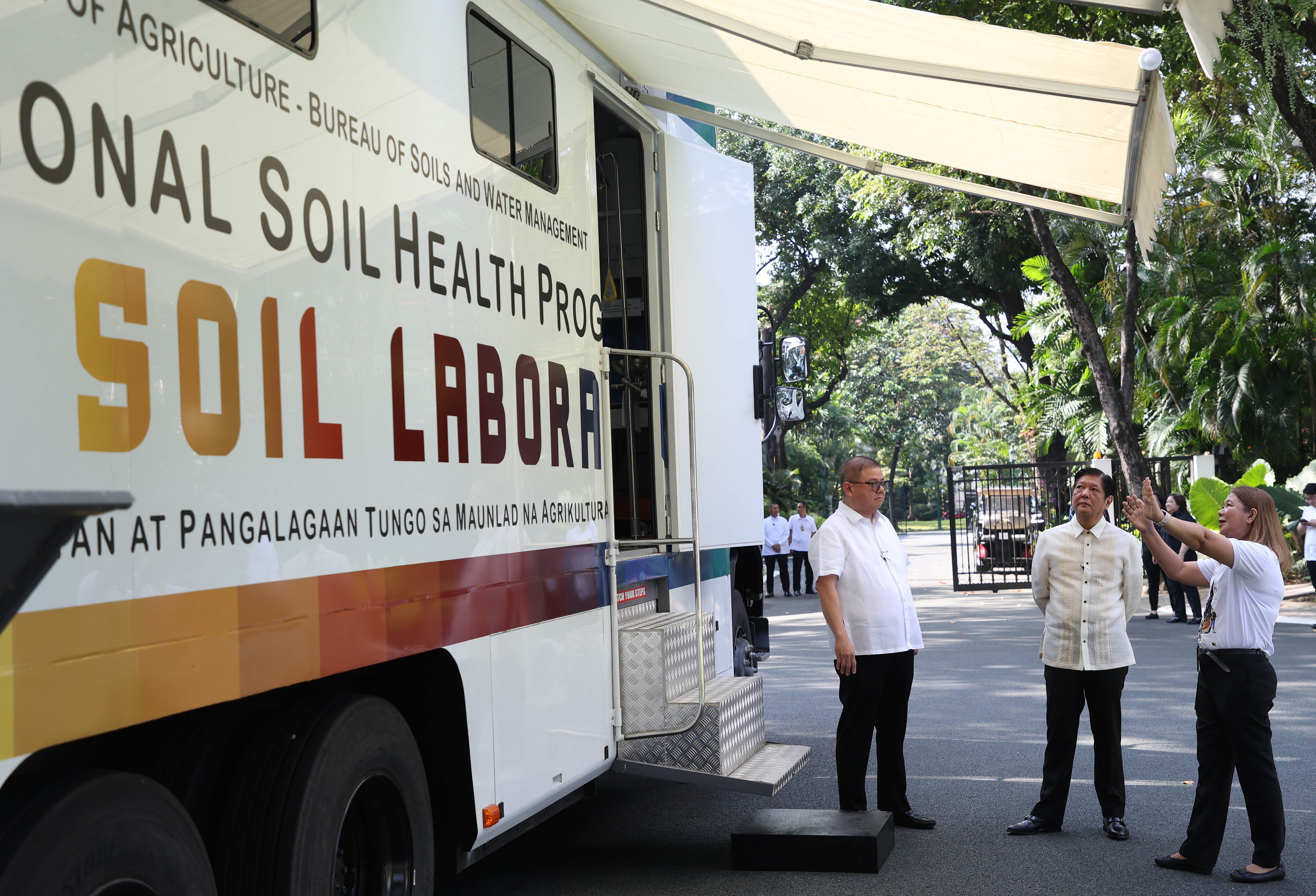 Marcos inaugurates first mobile soil lab in Phl 