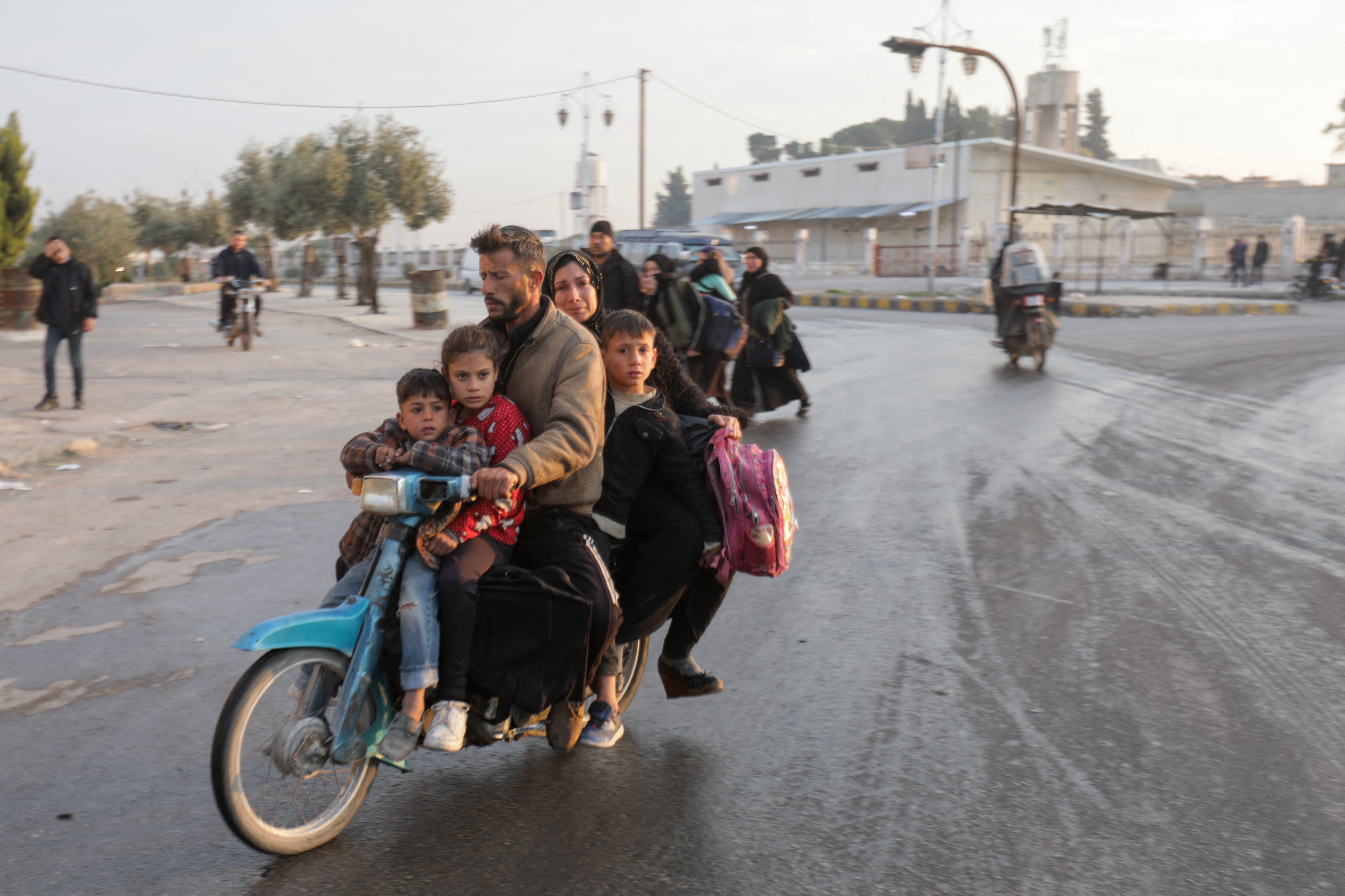 Tens of thousands flee Homs as rebels advance