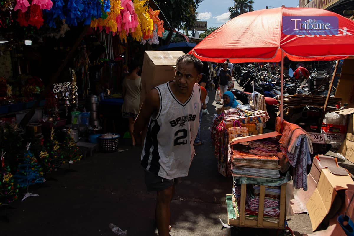 A bustling Commonwealth Market illustrates the resilience of vendors and consumers amid economic pressures and climbing food prices.