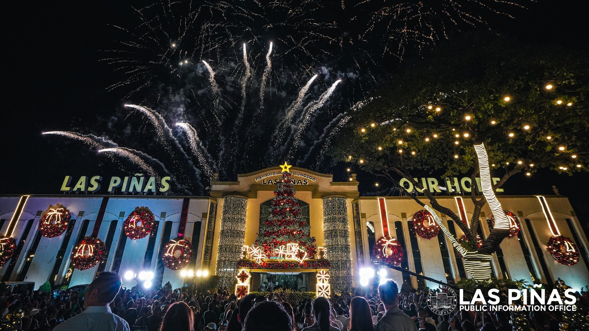 Las Piñas lights up Christmas tree