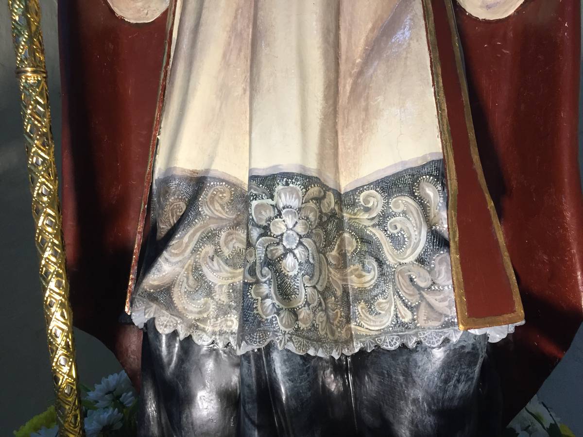 Lacework details in the image, a local element.