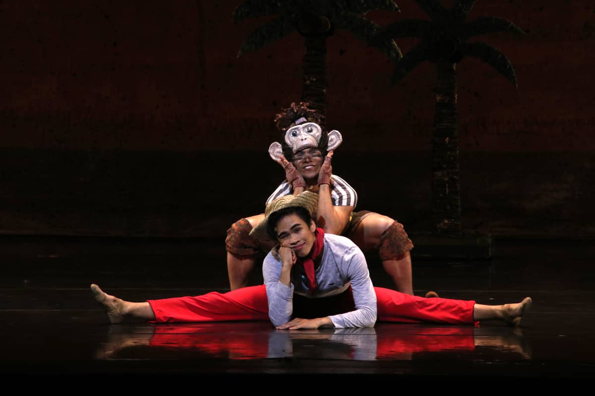 Renzen Arboleda as Juan Tamad and Dan Dayo as Matsing in Erl Sorilla’s ‘Mga Kwento ni Juan Tamad.’