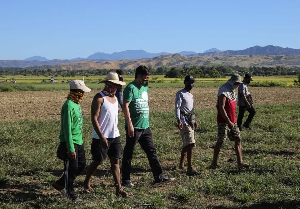 Former Senator Francis Pangilinan (center in green shirt) traces the steps, with farmers, that should be taken to make the local agriculture sector, a perennial economic laggard, soar in terms of productivity.
