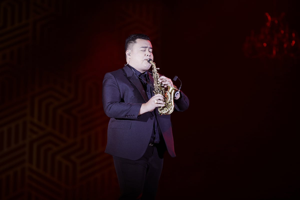 Josh Espinosa, the featured saxophonist, performing ‘Bésame Mucho.’