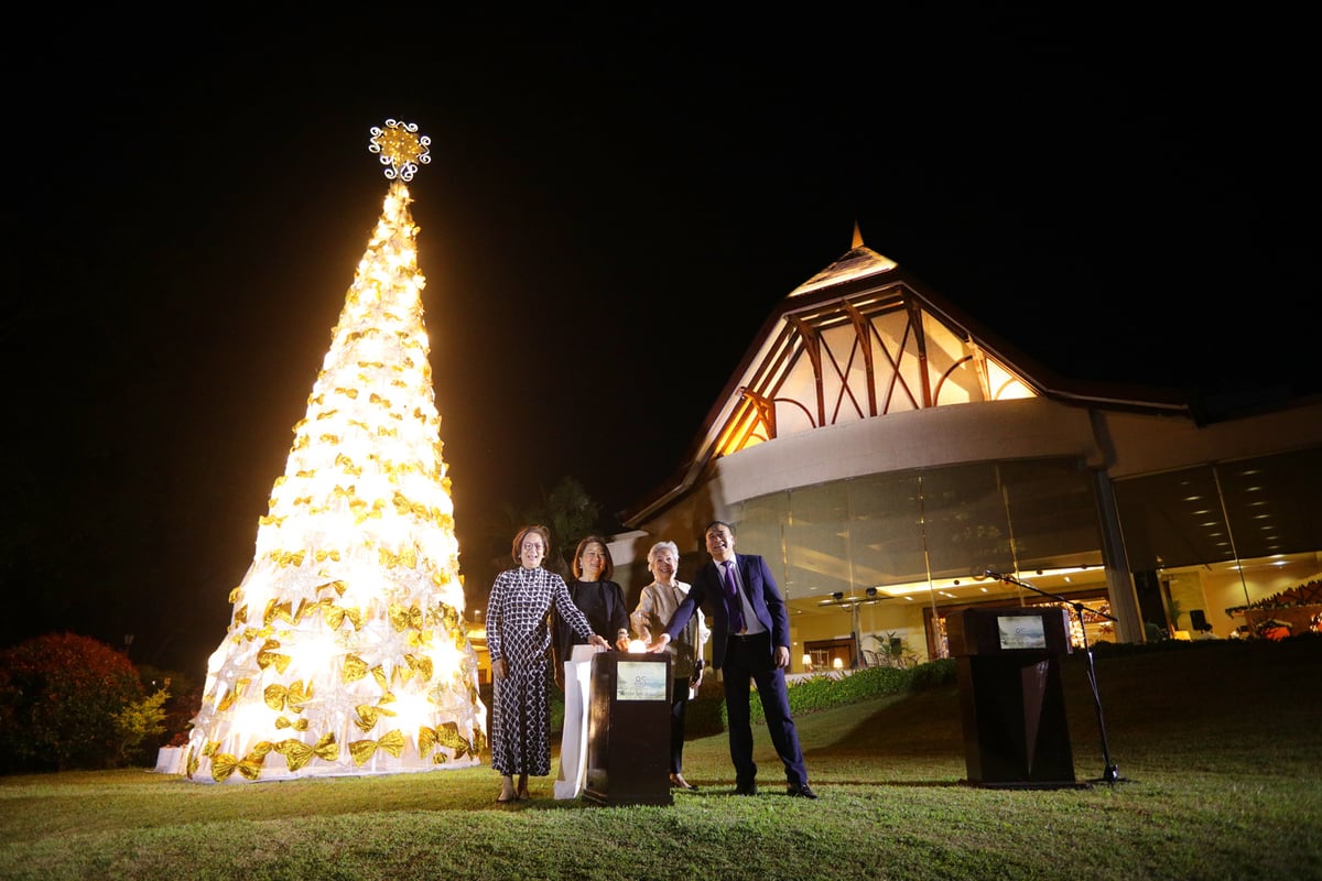 Peggy Angeles, SM Hotels and Conventions Corp. president Elizabeth Sy, National Artist for Dance Alice Reyes and general manager Ramon Makilan light up the tree.
