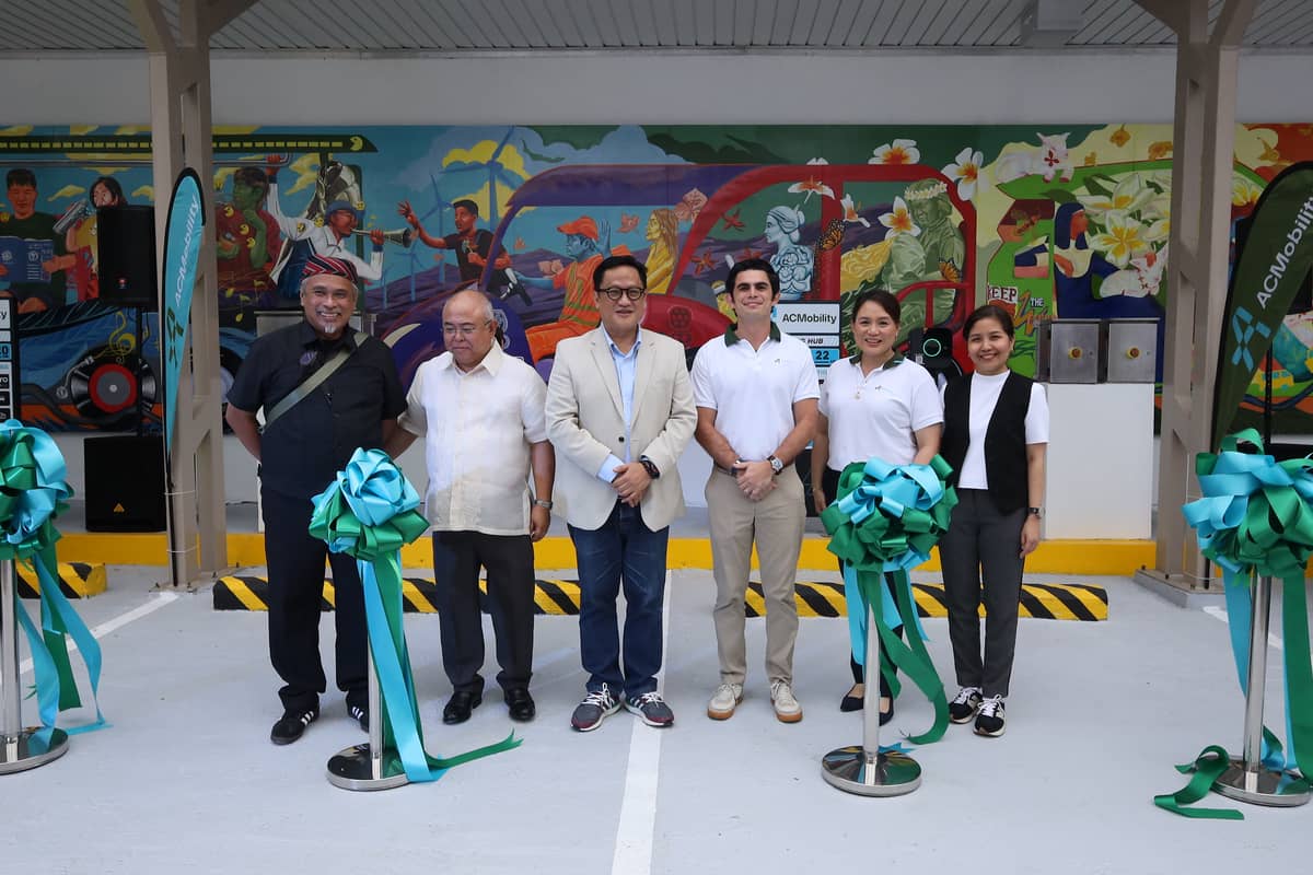 The station caters to a wide range of EVs, from private cars to public utility vehicles such as e-jeepneys and electric shuttles. Shown are: (from left) Toym Imao, The Principal Artist behind Katipunan, Charge Forward and chair of the UP president’s Committee for Culture and the Arts; Assistant Secretary Atty. Vigor Mendoza, Land Transportation Office Chief; Atty. Angelo ‘Jijil’ Jimenez , University of the Philippines president; Jaime Alfonso Zobel de Ayala, CEO of ACMobility; Carla Buencamino, head of Mobility Infrastructure; Maan Guilas, AyalaLand Malls Inc., Area Head of East Malls.