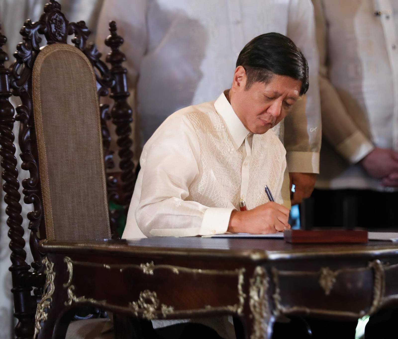 Marcos OKs 2025 AKAP funding under ‘conditional implementation’ 