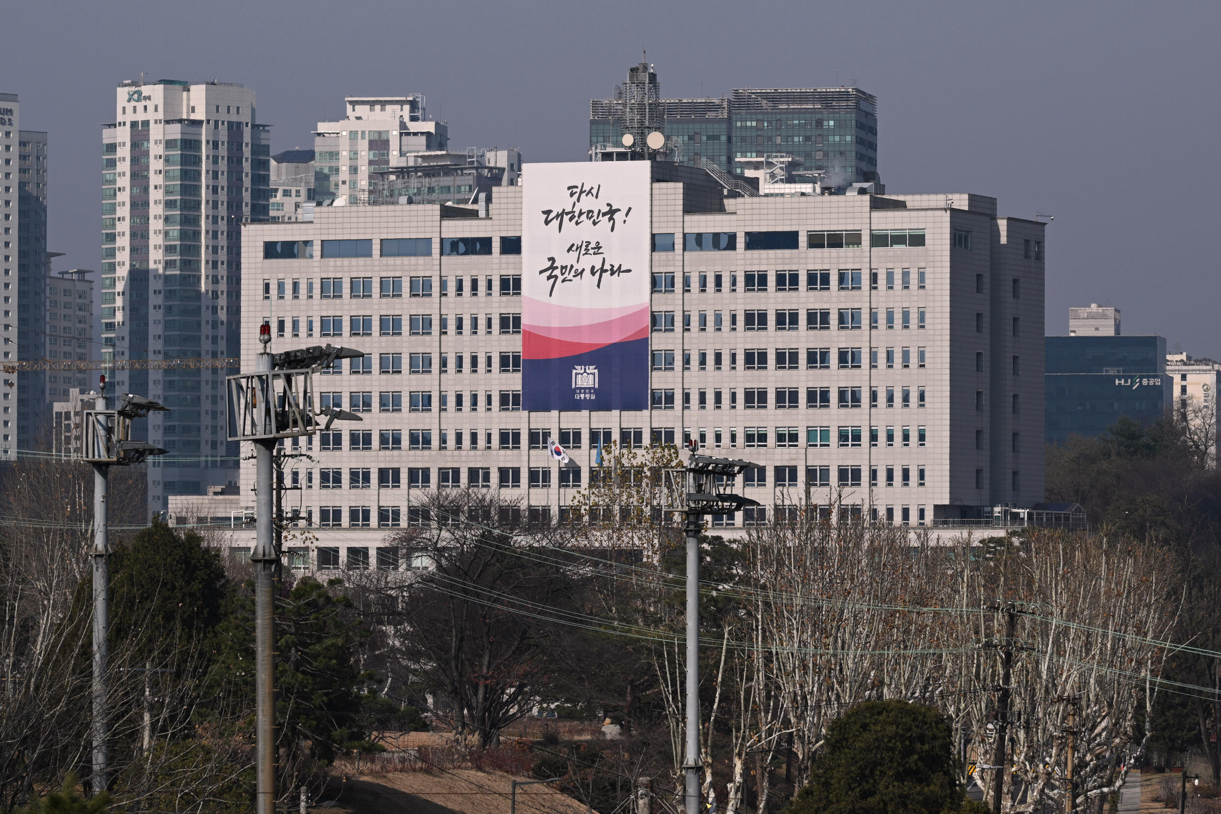 South Korean police blocked from raiding president’s office