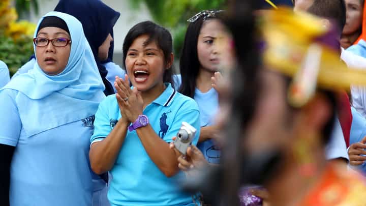 Drug convict Mary Jane Veloso (center) attends a ceremony at a prison in Yogyakarta on 9 November 2015. Veloso is expected to return home before Christmas.