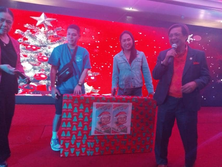 Dennis Lagarde, a Sta. Ana dealer, receives a major prize during the Circulation Management Association of the Philippines (CMAP) event, where senatorial aspirant Luis “Manong Chavit” Singson donated ₱500,000.