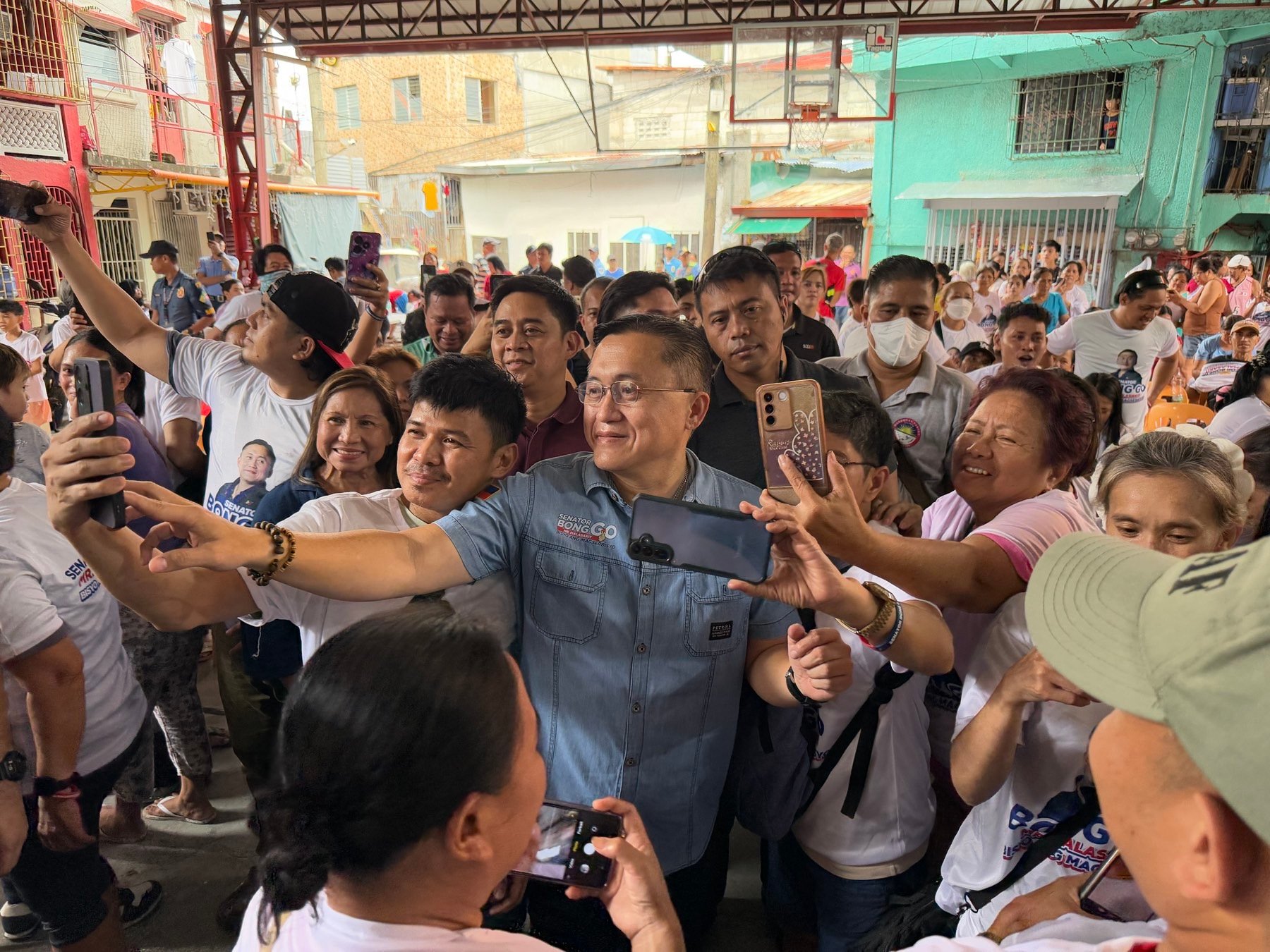 ‘Pangalagaan ang buhay at kalusugan ng bawat Pilipino’ — Bong Go visits Taguig City fire victims