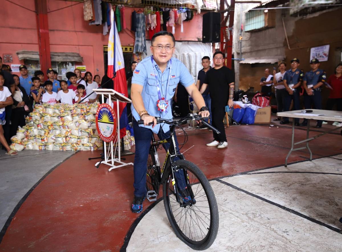 Senator Bong Go hands over bicycles to select beneficiaries during his visit, as part of his ongoing support efforts.