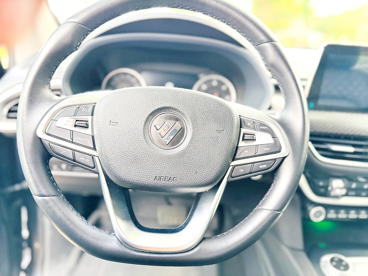 Unlike other utilitarian vehicles, Foton Thunder has everything right at your fingertips.