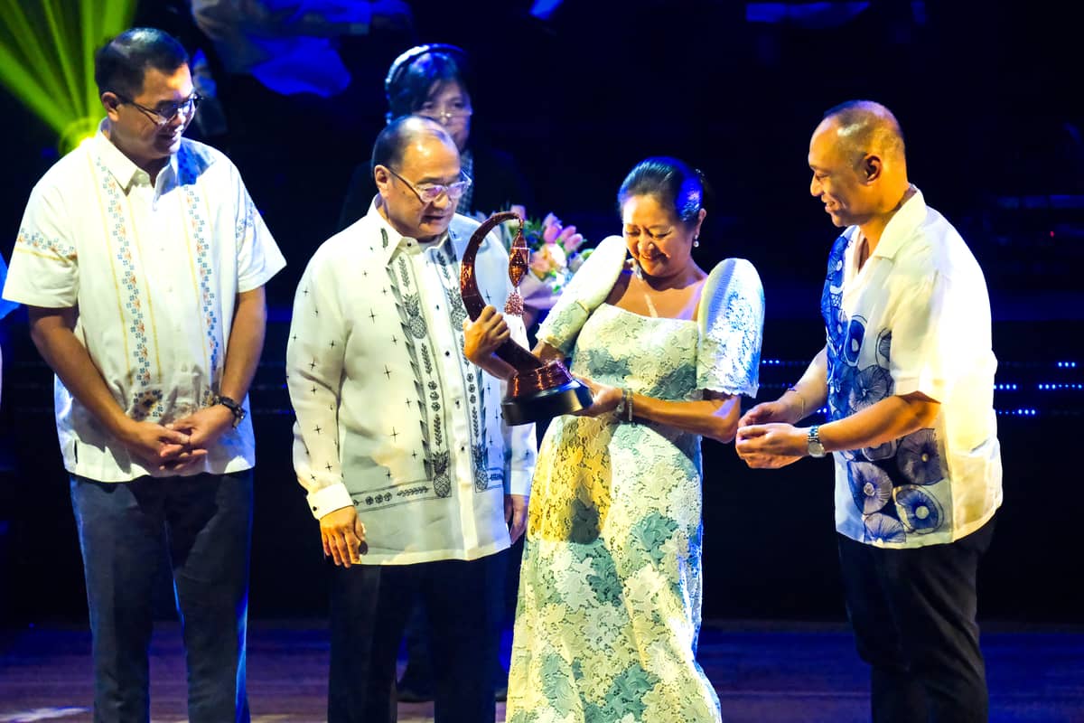CELEBRATING MILESTONES AND THE CHRISTMAS SEASON. Meralco Chairman and Chief Executive Officer Manuel V. Pangilinan and First Lady of the Philippines Marie Louise “Liza” Araneta Marcos led the lighting ceremony of the Liwanag Park, where the company and government officials also recognized eight community partners of One Meralo Foundation (OMF) for its electrification programs and celebrated Meralco’s eight million service milestone recognizing eight light bearers from its different customer segments. Also in photo are Meralco Executive Vice President and Chief Operating Officer Ronnie L. Aperocho (left most) and OMF President Jeffrey O. Tarayao (rightmost).