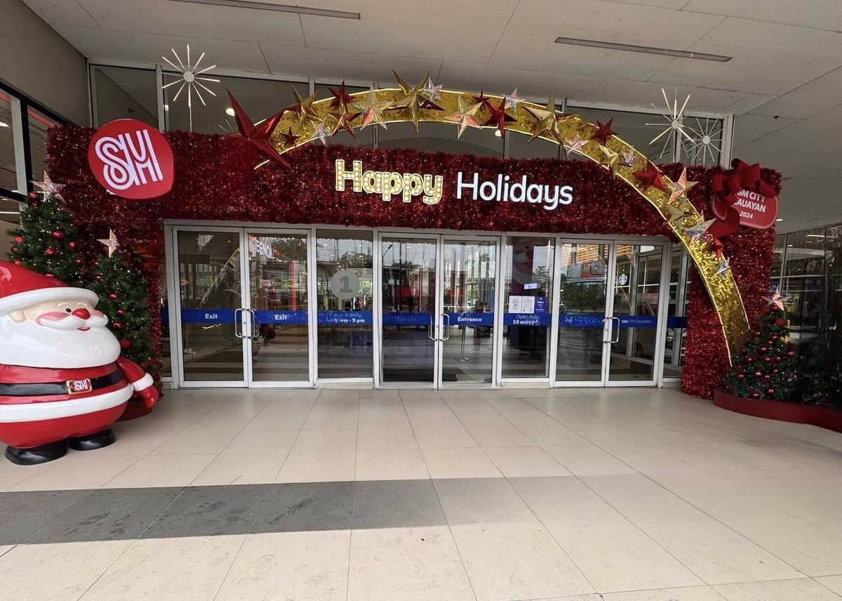 A SHINING shimmering Christmas welcome by SM City Cauayan.