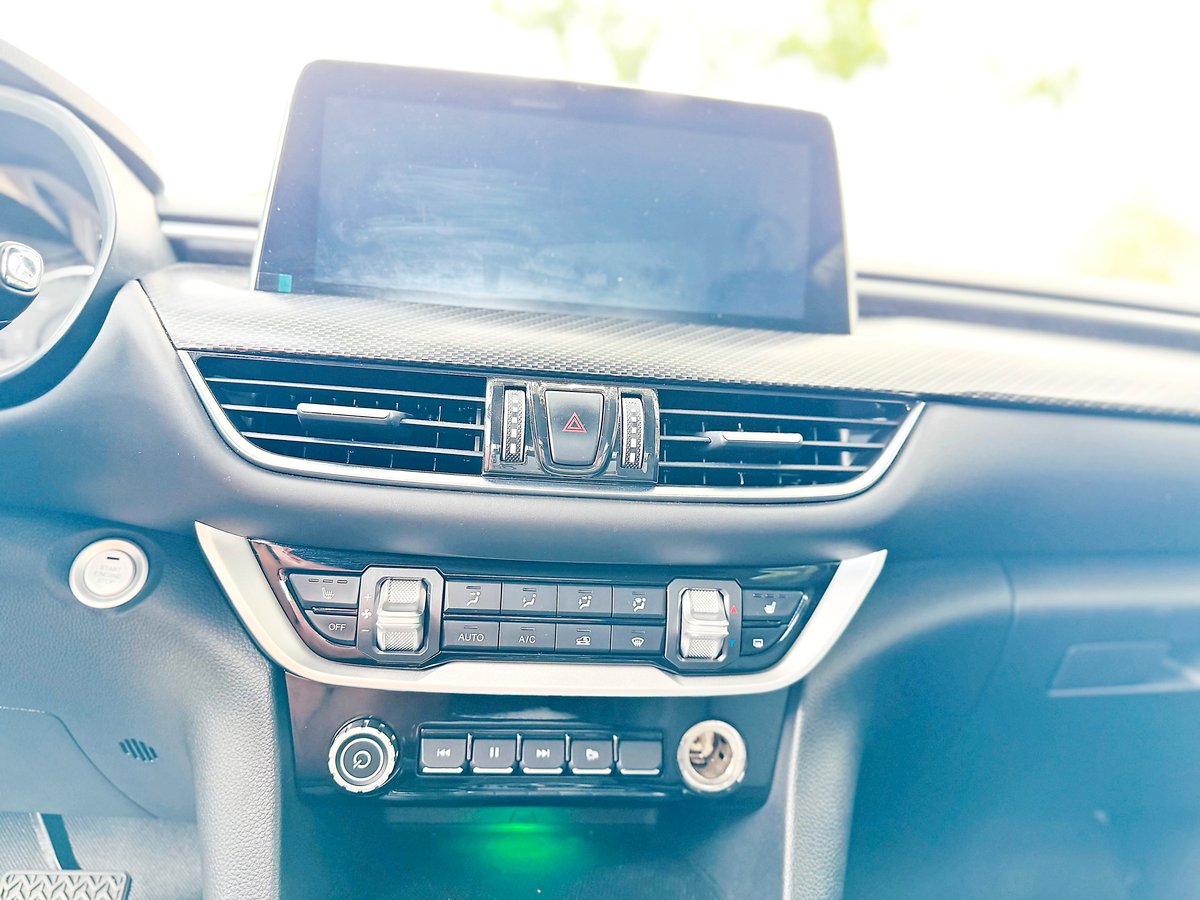 Traffic will never be a problem, thanks to Foton Thunder’s 10.25-inch floating screen.