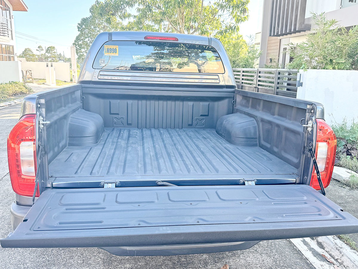Basic, utilitarian bed makes it perfect for everyday use.