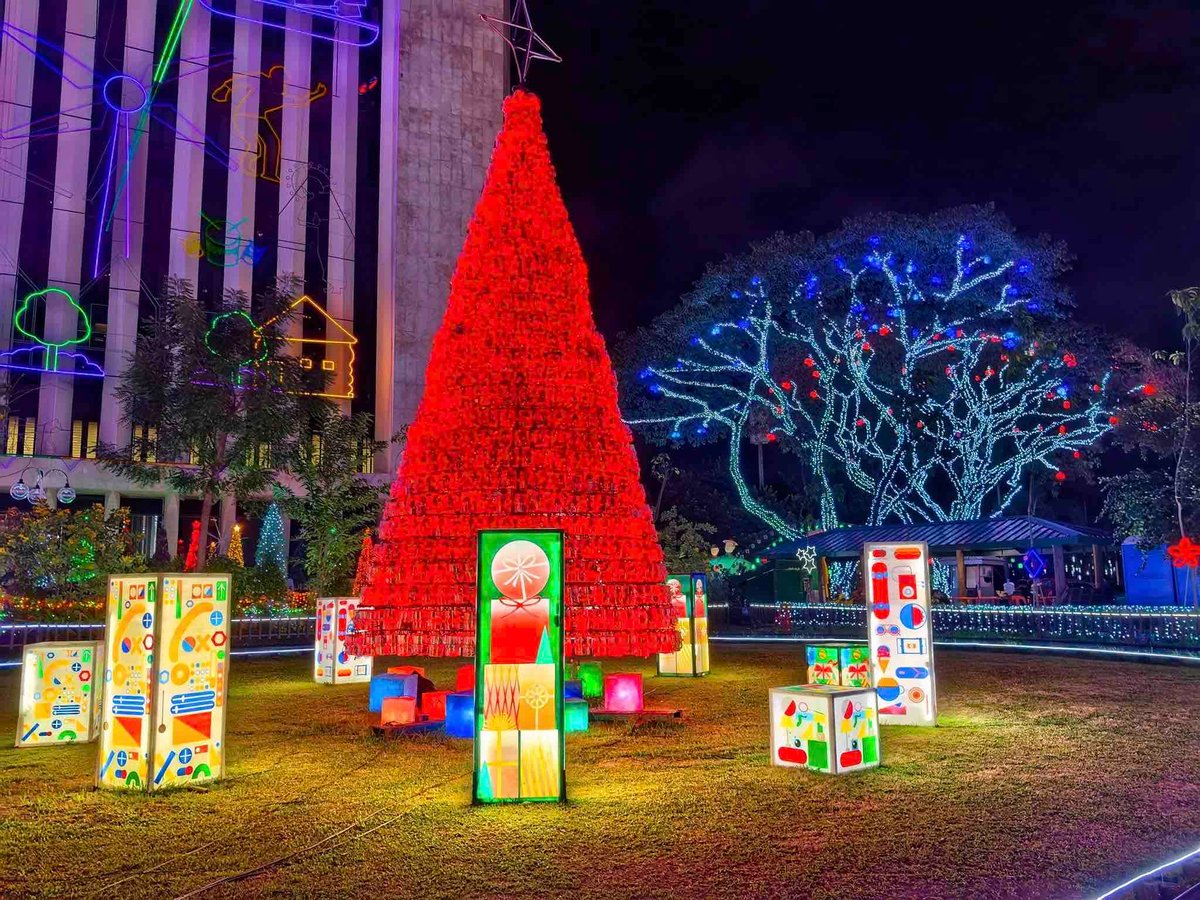 UPCYCLING OLD METER COVERS. Meralco used recycled meter covers to contain LED bulbs to illuminate some of the features of the Liwanag Park, including a 20-feet Christmas tree and the tunnels of lights.