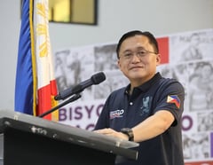 Kuya Bong provides aid to Candaba students