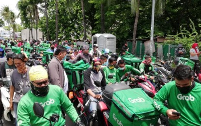 Food delivery riders turn to online caroling