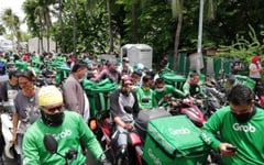 Food delivery riders turn to online caroling