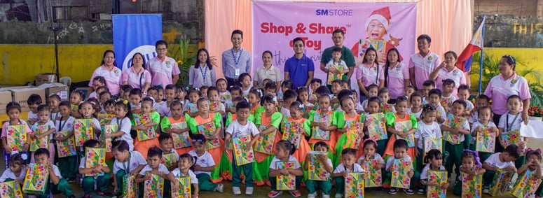 
SM brings Christmas Joy to 6,000 less fortunate children