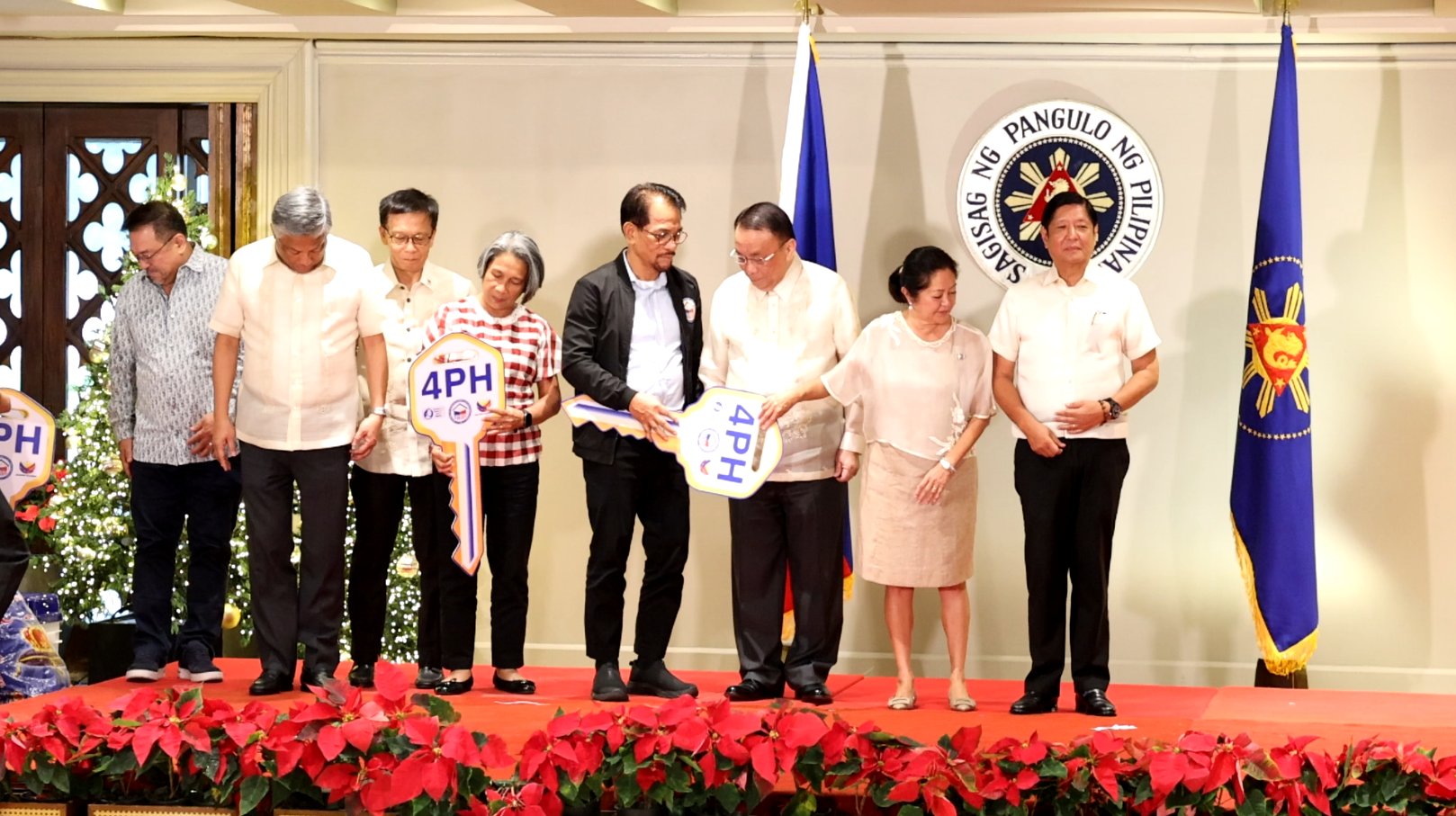 First Couple hands out P2M benefiting OFWs