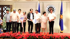 First Couple hands out P2M benefiting OFWs