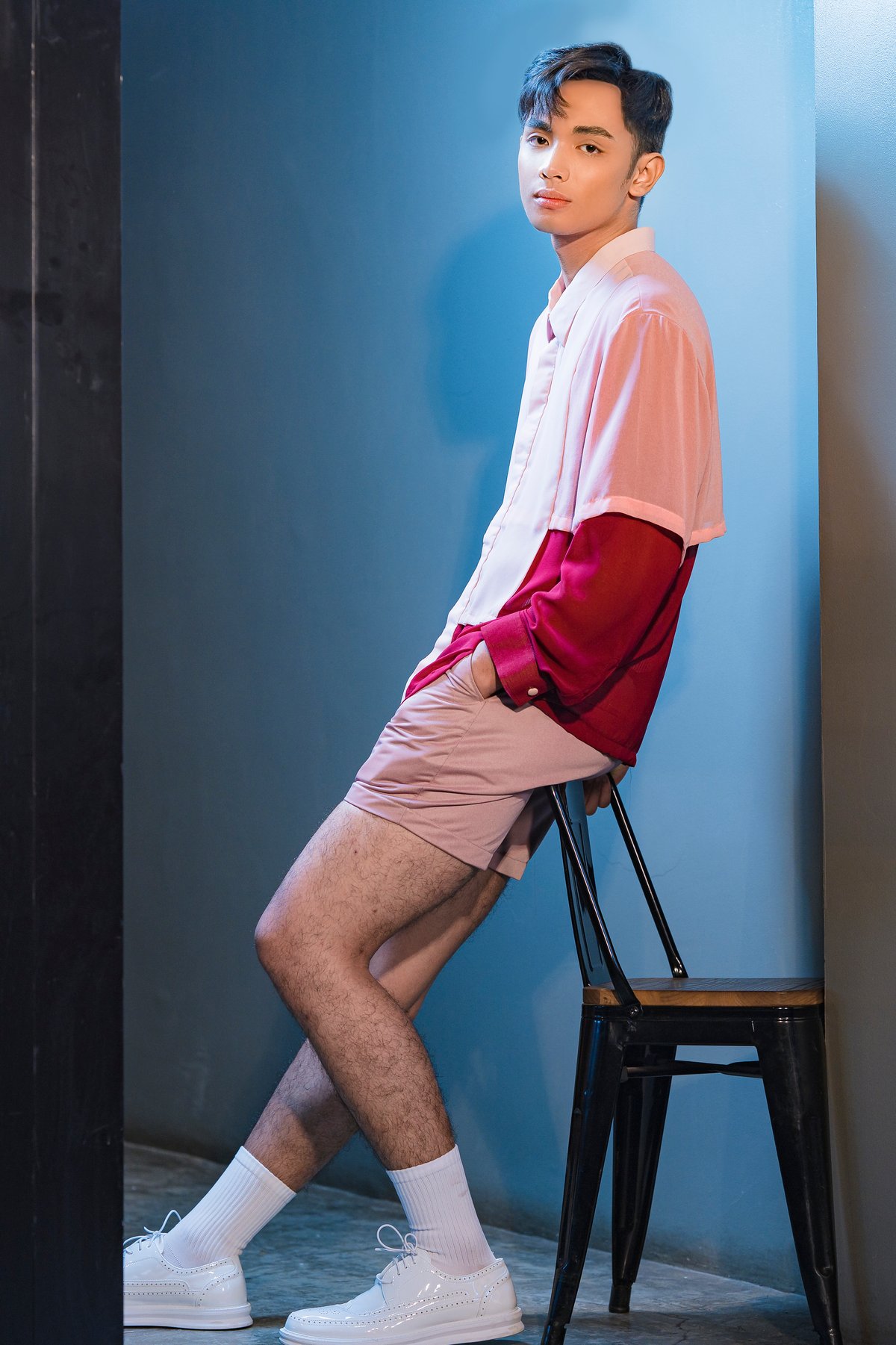 On Jessie James Huyno are layers of soft Cerutti chiffon in maroon, pale peach and beige making up a long-sleeved shirt, paired with old rose tailored shorts — drawing from Olazo’s Diaphanous B-XLII (1980, oil on canvas). It is styled with white socks and white shoes.