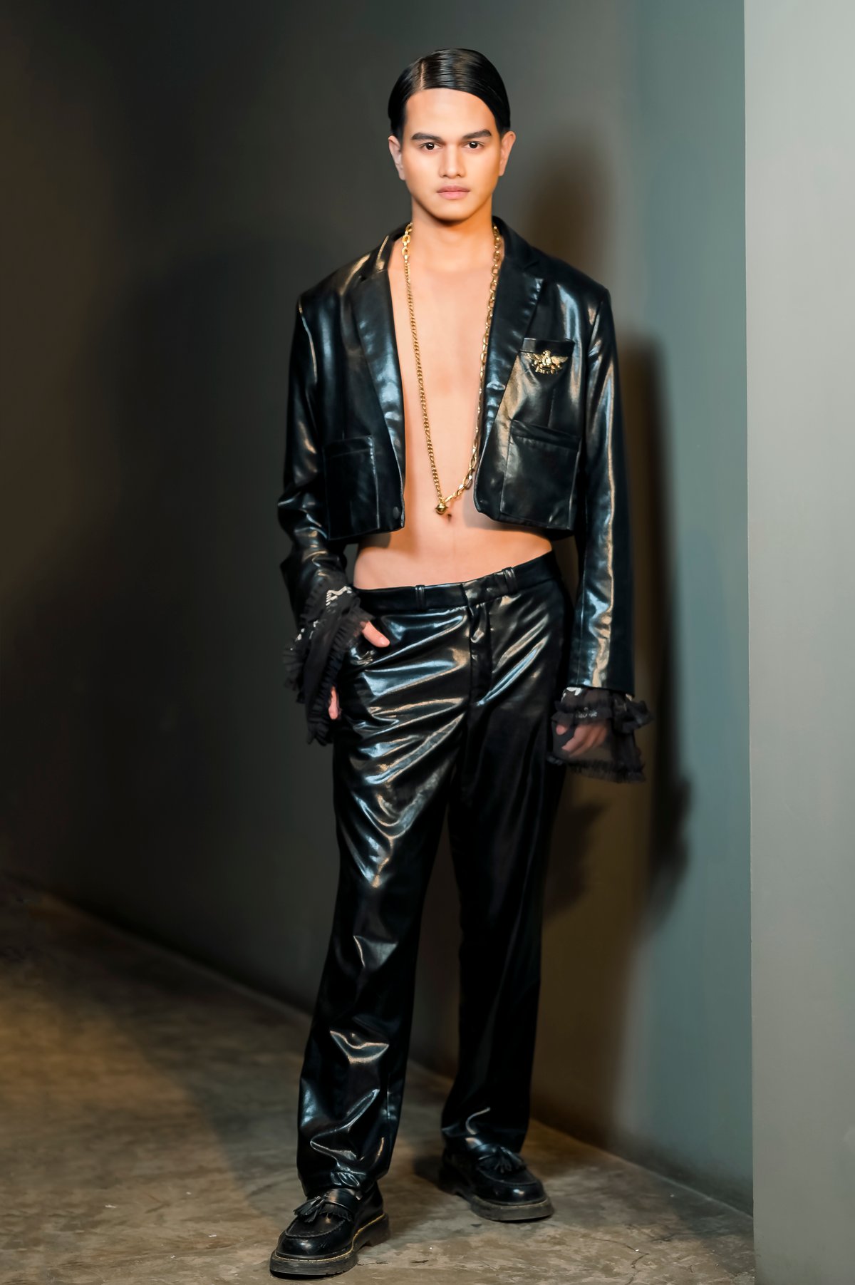 On Dave Flores is a dramatic leather piece with jacket cropped paired with relaxed trousers and lace threadwork
that accentuates the cuffs. A look that defines masculinity
in a modern and edgy
way.