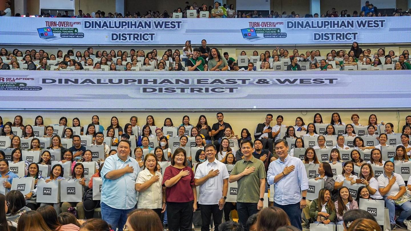 Bataan distributes laptops to public school teachers 