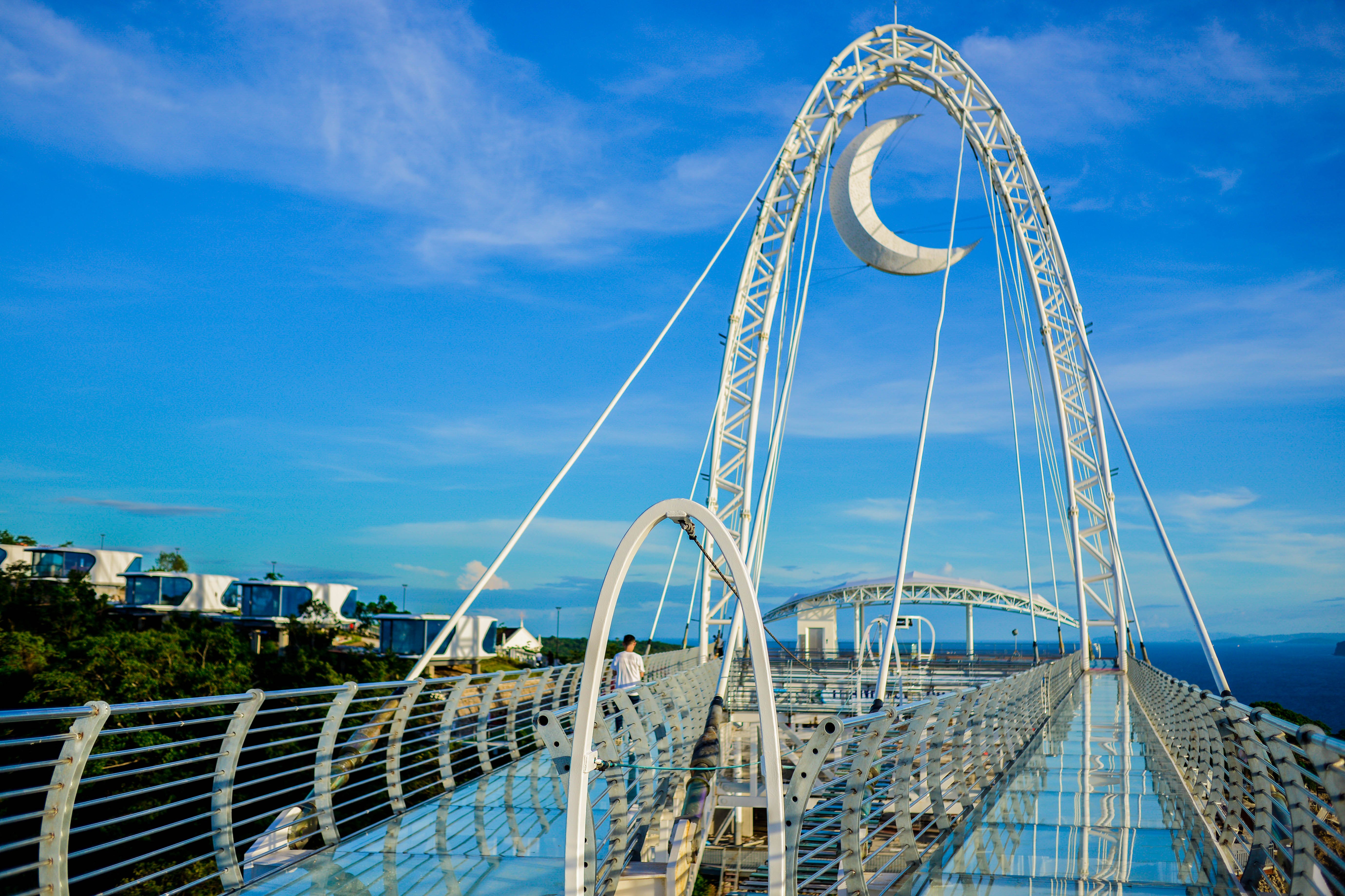 First-of-its-kind glass walk opens in the Phl