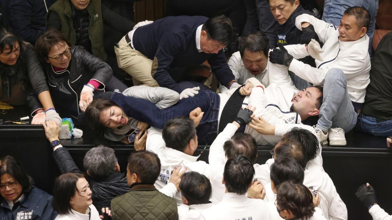 Taiwan lawmakers brawl over bills 