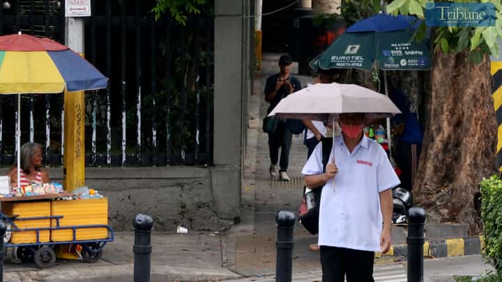 On Saturday, 21 December 2024, pedestrians used umbrellas to shield themselves from the rain. According to the Philippine Atmospheric, Geophysical, and Astronomical Services Administration (PAGASA), cloudy skies with rain showers are expected in many parts of the country due to the shear line and northeast monsoon.
PAGASA stated that the shear line, or the area where warm and cold winds meet, is expected to bring cloudy skies and rain to Southern Luzon, Visayas, and parts of Mindanao. (Photos by Analy Labor)