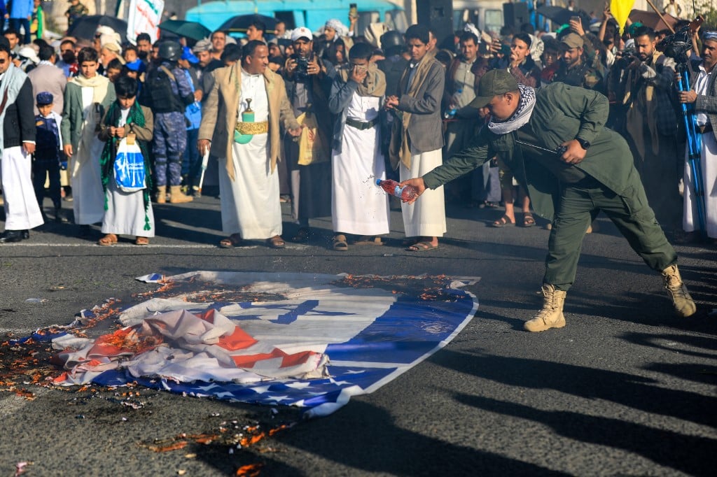 Yemen rebels strike Israel's Tel Aviv in pre-dawn missile attack