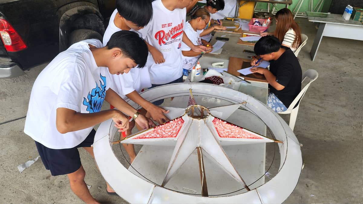 Young people of San Jose working on their lanterns on 10 November.